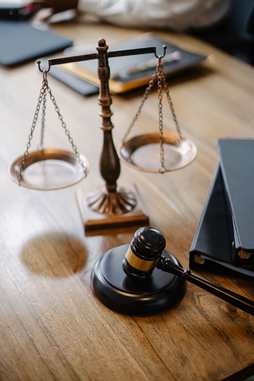 Balanza y mazo de la justicia sobre un escritorio de madera